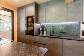 Geladeira, micro-ondas, fogão, cooktop