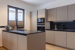 Kühlschrank, Mikrowelle, Ofen, Herdplatte