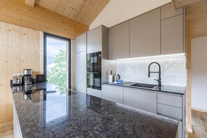 Een koelkast, een microgolfoven, een oven, een kookplaat