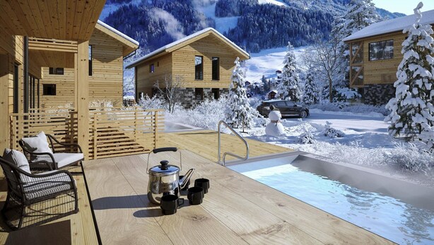 Een houten chalet met een zwembad, zitplaatsen buiten en een besneeuwde berg op de achtergrond.