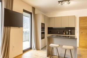 Fridge, microwave, stovetop, dishwasher