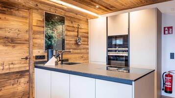 Een koelkast, een microgolfoven, een oven, een kookplaat