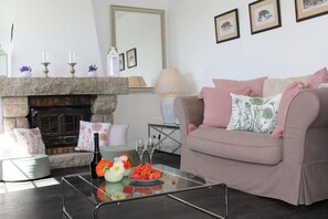 Smart TV, fireplace, DVD player