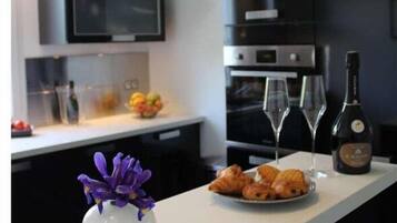 Réfrigérateur, micro-ondes, four, plaque de cuisson