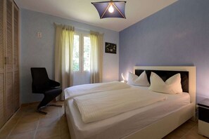 4 bedrooms, desk, iron/ironing board, free WiFi