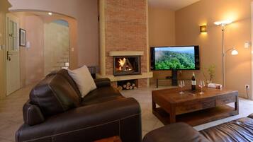 Smart-tv, een open haard, een dvd-speler en een stereo