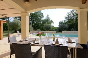 Outdoor dining - Scenic villa with swimming pool (Beaumontois-en-Périgord)