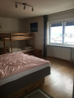 2 makuuhuonetta, silitysrauta/-lauta, Wi-Fi, vuodevaatteet