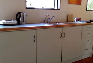 Réfrigérateur, micro-ondes, plaque de cuisson