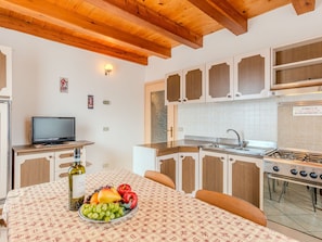 Réfrigérateur, four, batterie de cuisine, vaisselle et ustensiles