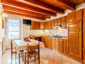 Fridge, oven, cookware/dishes/utensils, dining tables