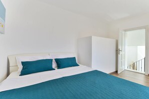 5 bedrooms, iron/ironing board, free WiFi, bed sheets