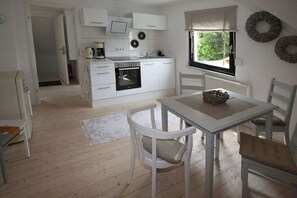 Kühlschrank, Ofen, Herdplatte, Wasserkocher mit Kaffee-/Teezubehör