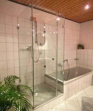 Shower - Grimm Comfortable Holiday Residence (Usingen\/Eschbach)