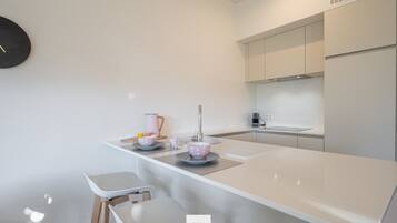 Frigorífico, microondas, horno y lavavajillas