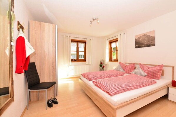 2 bedrooms, travel cot, free WiFi, bed sheets