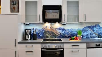 Frigorífico, horno, placa de cocina y lavavajillas