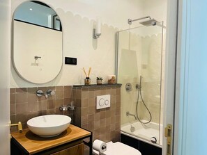 Douche, séchoir à cheveux, serviettes fournies, savon