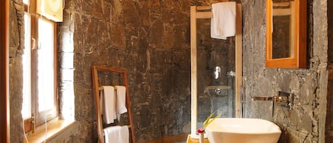 Dusche, kostenlose Toilettenartikel, HandtĂŒcher, Seife