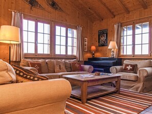 Fernseher, Kamin, DVD-Player