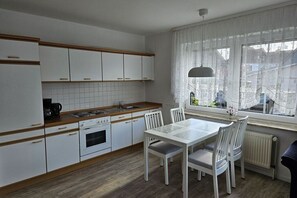 Kylskåp, ugn, spishäll och kaffe- och tebryggare