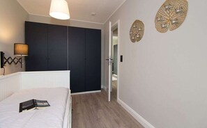 2 bedrooms, internet, bed sheets
