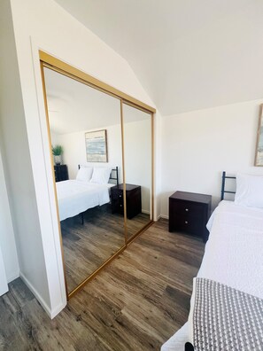 2 室のベッドルーム、WiFi (無料)、ベッドシーツ