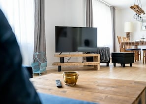 Smart-TV, DVD-spiller og bøker