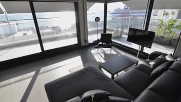 Luksus-loftsleilighet, sjøutsikt | Oppholdsområde | Flatskjerm-TV