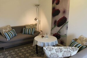 TV connectée, lecteur de DVD, livres, chaîne hi-fi