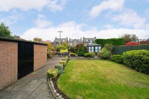Property grounds - Taigh Tatha - stylish 3 bed home (Broughty Ferry, Dundee)