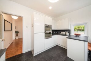 Fridge, microwave, oven, stovetop - Taigh Tatha - stylish 3 bed home (Broughty Ferry, Dundee)