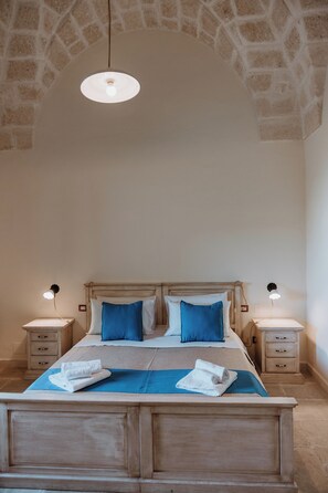 1 bedroom, iron/ironing board, WiFi, bed sheets - Malvasia, historic mansions, with a small glimpse of nature, near Castro (Diso)