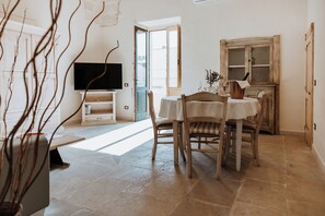 Dining - Malvasia, historic mansions, with a small glimpse of nature, near Castro (Diso)