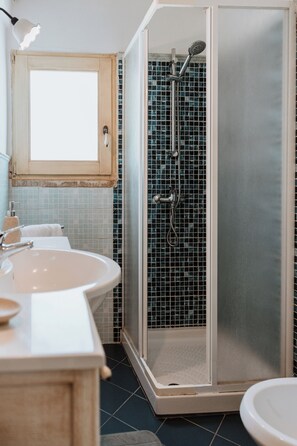 Dusche, Haartrockner, Bidet, Handtücher