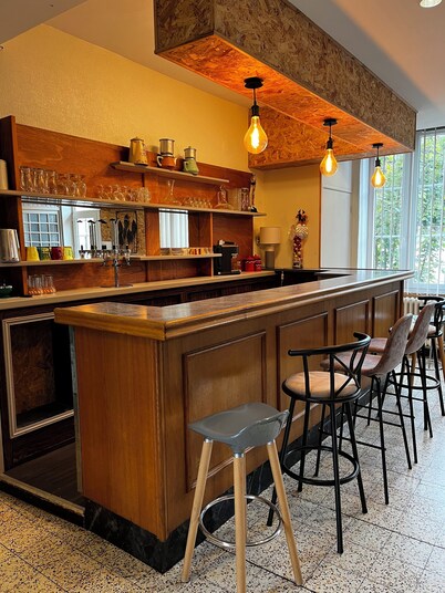 15-person gite with 6 bedrooms and bar area ideal for family reunions!