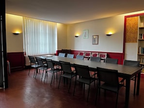 Meeting facility - 15-person gite with 6 bedrooms and bar area ideal for family reunions! (Varzy)