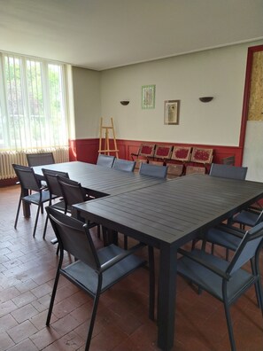 Dining - 15-person gite with 6 bedrooms and bar area ideal for family reunions! (Varzy)