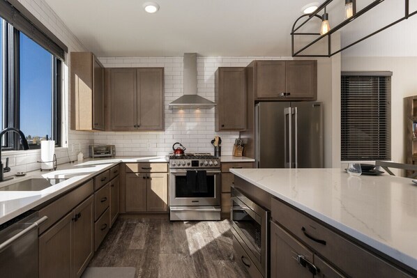 Køleskab, mikrobølgeovn, ovn, kogeplade