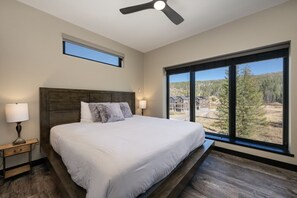 3 slaapkamers, een bureau, een strijkplank/strijkijzer, reisbedje