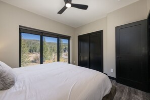 3 bedrooms, desk, iron/ironing board, travel cot