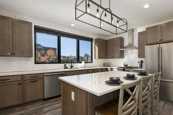 Een koelkast, een microgolfoven, een oven, een kookplaat