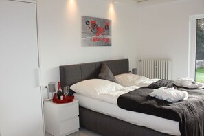 1 chambre, bureau, fer et planche à repasser, lit parapluie