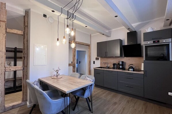 Fridge, oven, stovetop, dishwasher