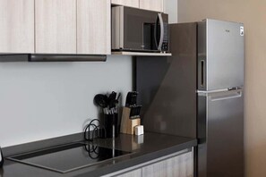 Kjøleskap, mikrobølgeovn, kokeplater og kaffetrakter/tekoker