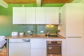 Réfrigérateur, un four, surface de cuisson, lave-vaisselle