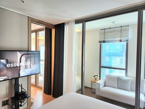 Muebles diferentes, cortinas blackout y sistema de insonorización 