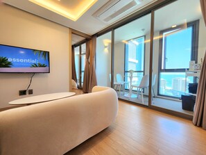 Muebles diferentes, cortinas blackout y sistema de insonorización 