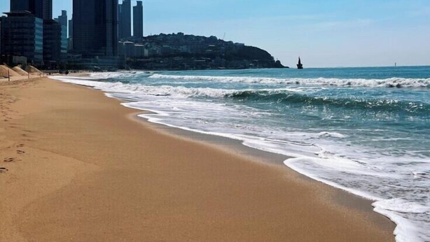 A beach with a sandy shore and ocean waves. - ThePlace34 (Busan)