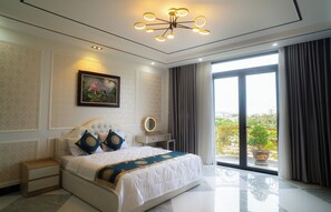Luxury Studio Suite, Balcony, Lake View | Minibar, blackout drapes, rollaway beds, free WiFi